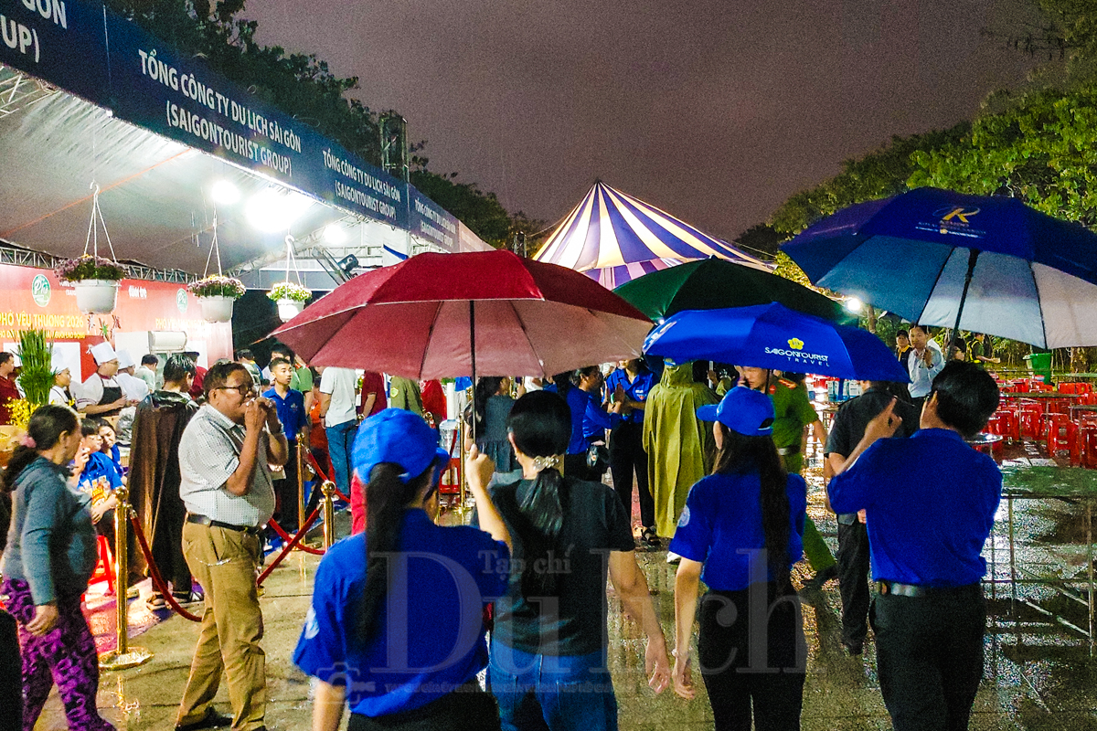 Ấm áp hương vị phở nghĩa tình giữa cơn mưa chiều Bàu Bàng - 2