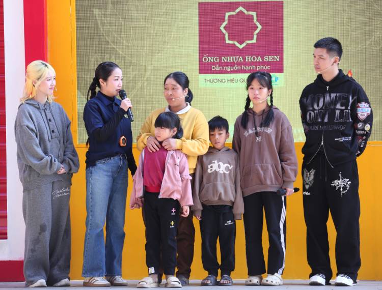 Ốc Thanh Vân xúc động trước người mẹ một mình nuôi ba con, chăm chồng sống thực vật