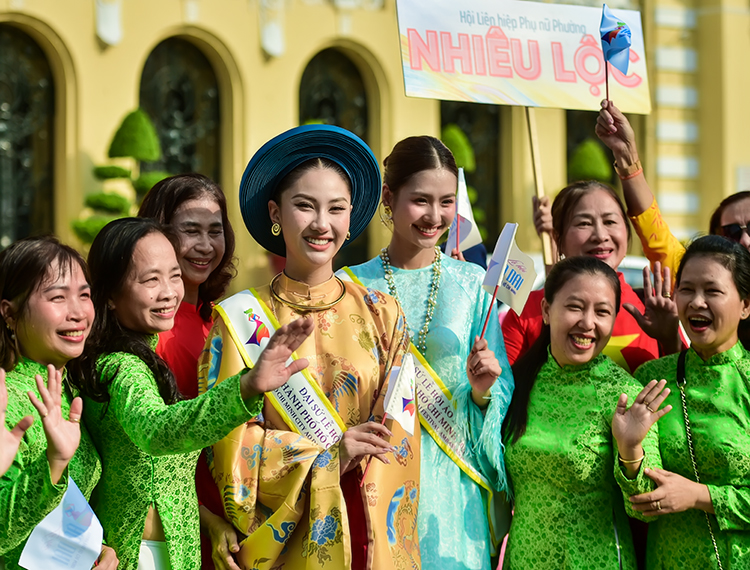 Hàng ngàn tà áo dài rực rỡ sắc xuân trên Quảng trường đi bộ trong ngày hội của phái đẹp