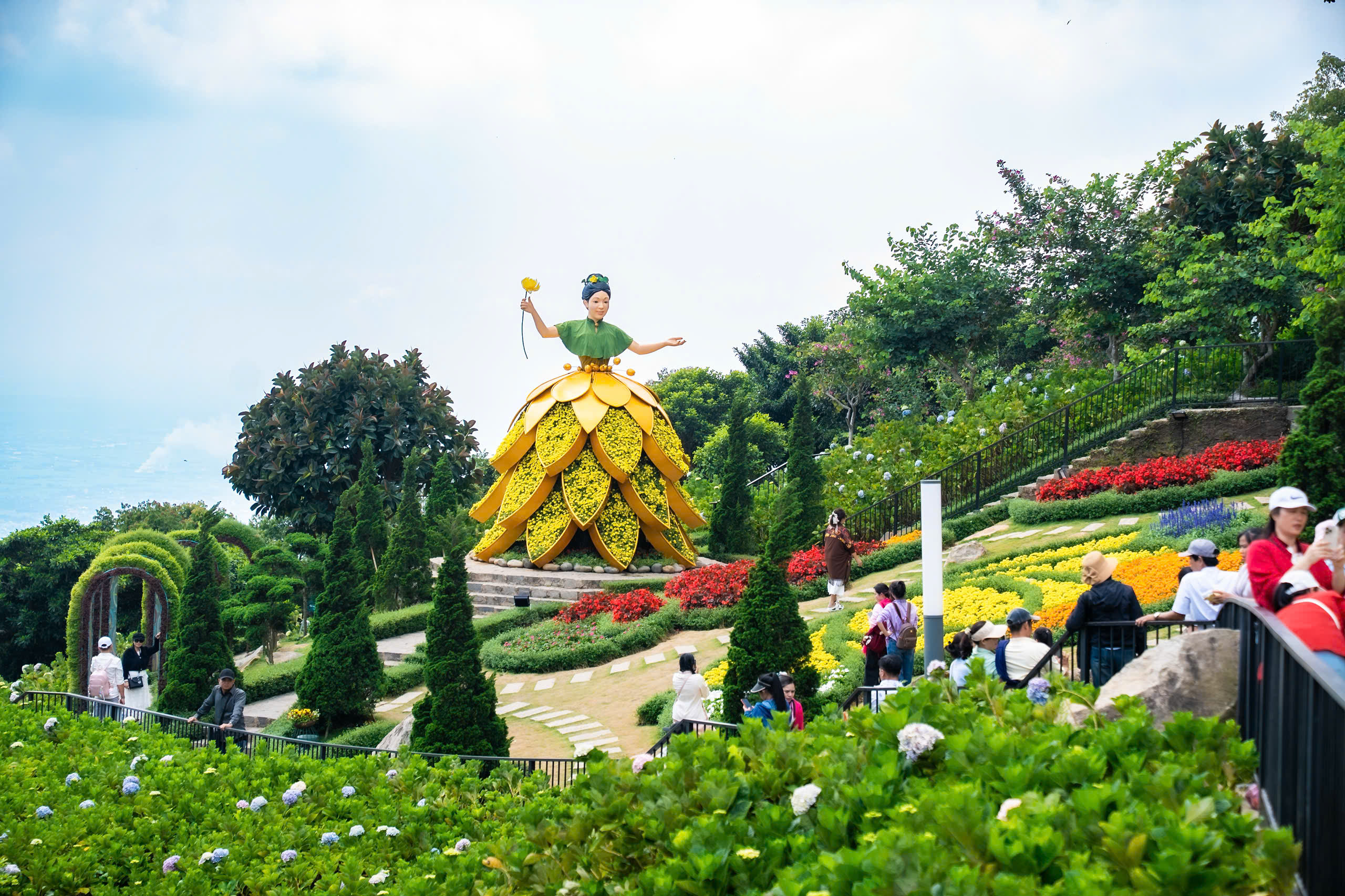 Lên đỉnh núi Bà Đen giữa mùa hoa tulip rực rỡ - 3