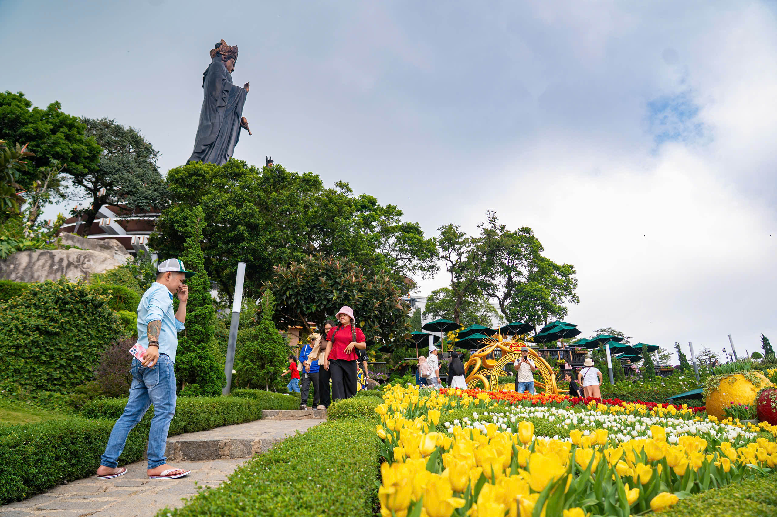 Lên đỉnh núi Bà Đen giữa mùa hoa tulip rực rỡ - 6