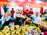 Ấm áp hương vị phở nghĩa tình giữa cơn mưa chiều Bàu Bàng