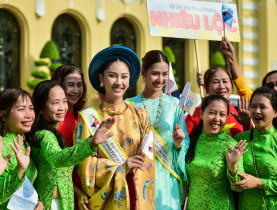  - Hàng ngàn tà áo dài rực rỡ sắc xuân trên Quảng trường đi bộ trong ngày hội của phái đẹp