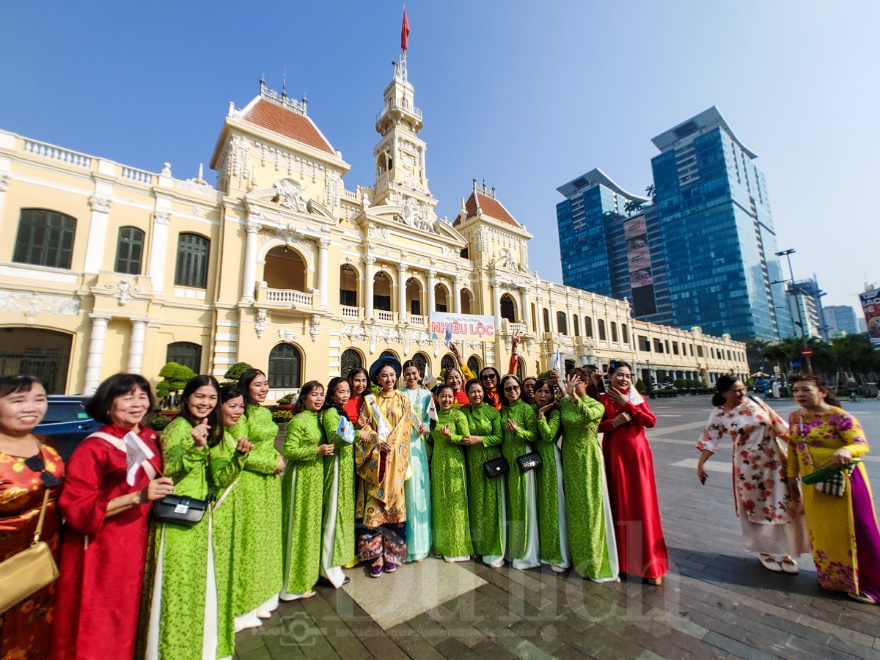 Hàng ngàn tà áo dài rực rỡ sắc xuân trên Quảng trường đi bộ trong ngày hội của phái đẹp - 2