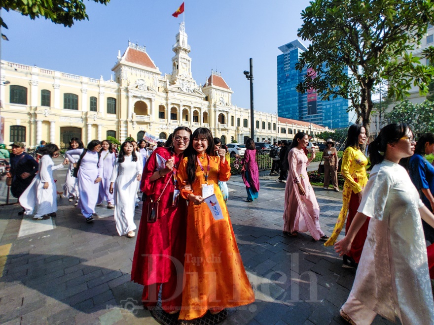 Hàng ngàn tà áo dài rực rỡ sắc xuân trên Quảng trường đi bộ trong ngày hội của phái đẹp - 3