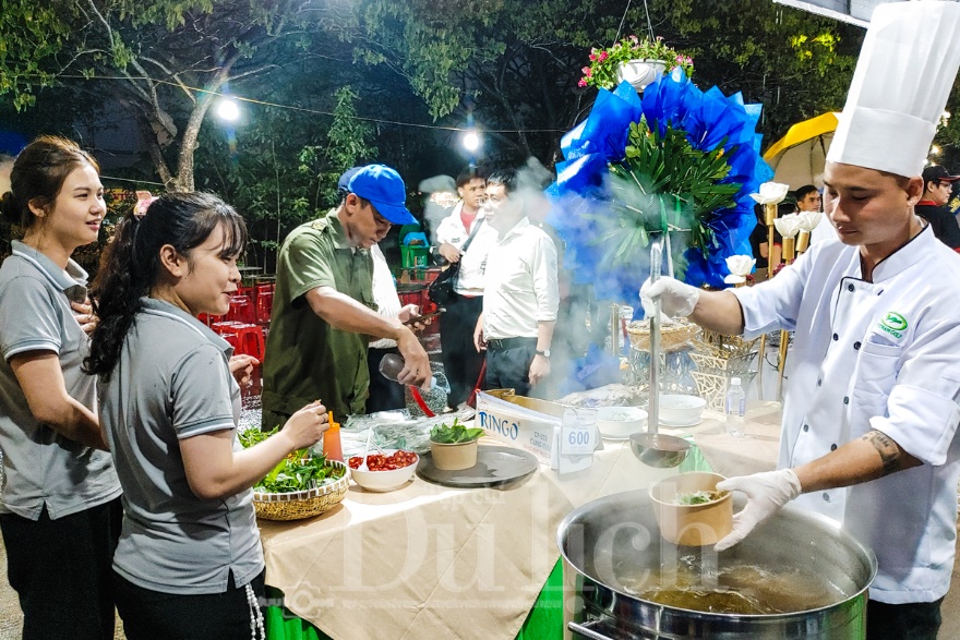 Ấm áp hương vị phở nghĩa tình giữa cơn mưa chiều Bàu Bàng - 9