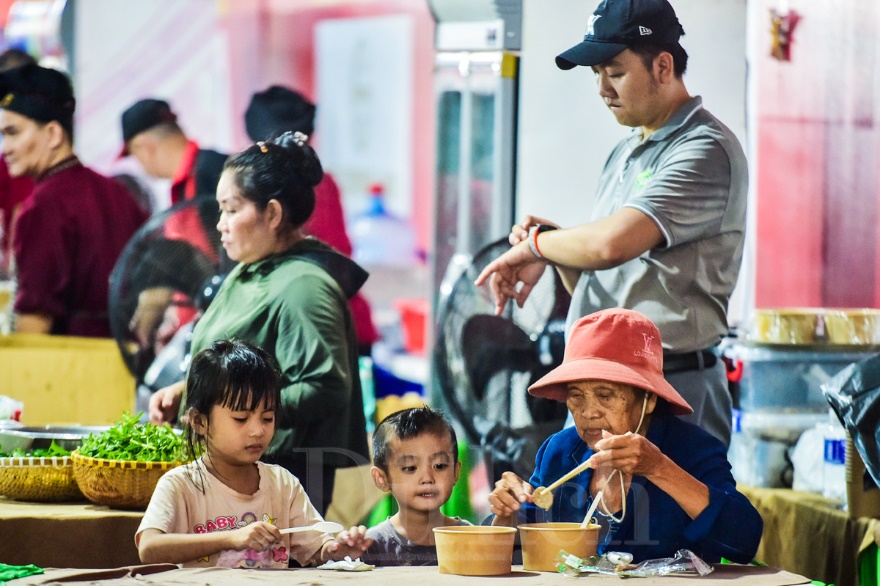 Ấm áp hương vị phở nghĩa tình giữa cơn mưa chiều Bàu Bàng - 4