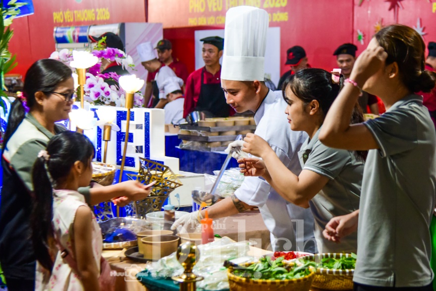 Ấm áp hương vị phở nghĩa tình giữa cơn mưa chiều Bàu Bàng - 8