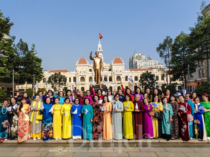 Hàng ngàn tà áo dài rực rỡ sắc xuân trên Quảng trường đi bộ trong ngày hội của phái đẹp - 1