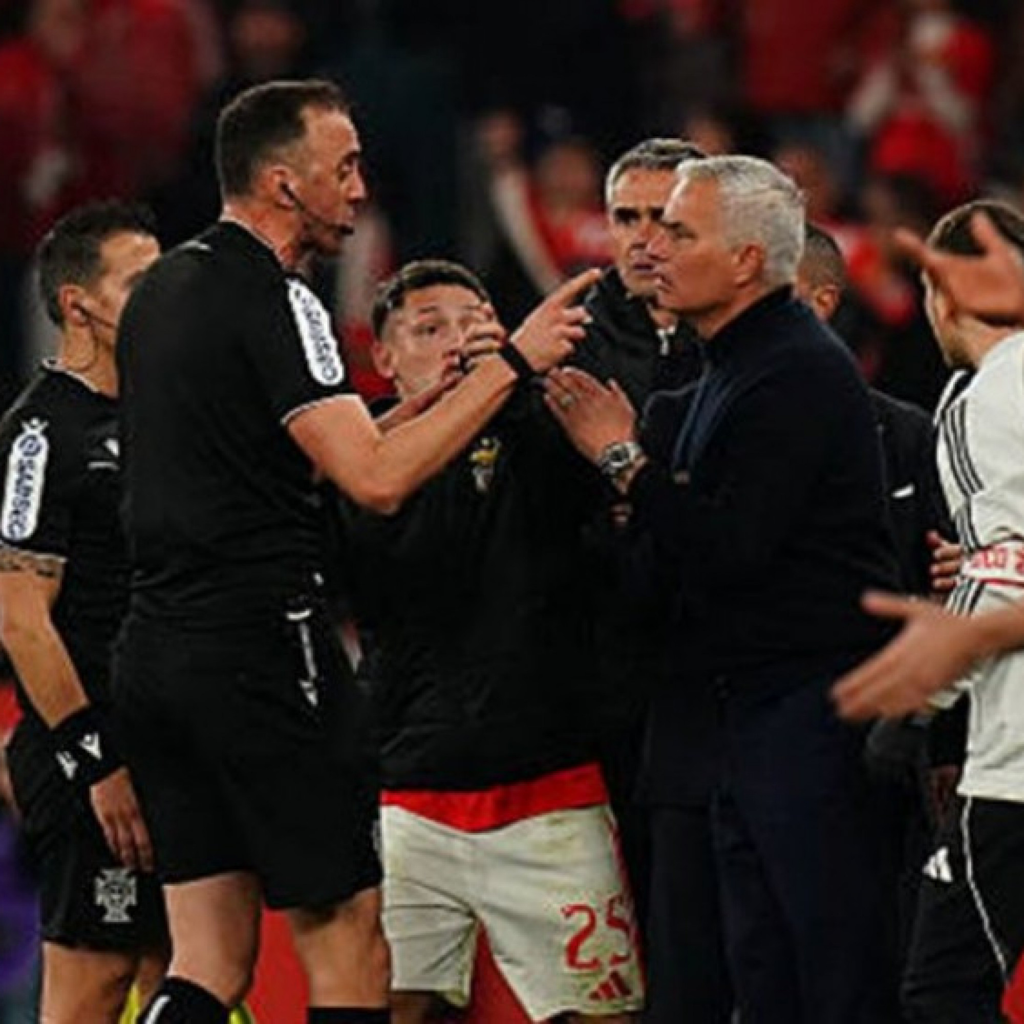  - Hỗn loạn derby Bồ Đào Nha: Đội Mourinho cứu mạch bất bại, "Người đặc biệt" vẫn bị thẻ đỏ