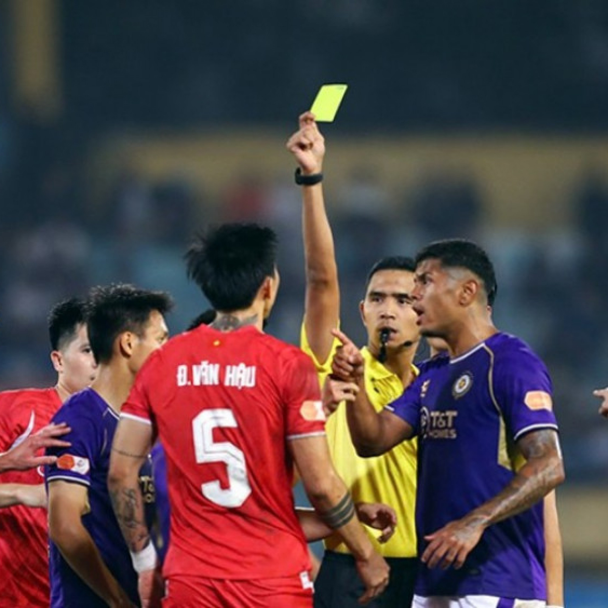  - Văn Hậu gây “bão” V-League: Ghi siêu phẩm hơn 50m, va chạm Văn Quyết ở derby Thủ đô
