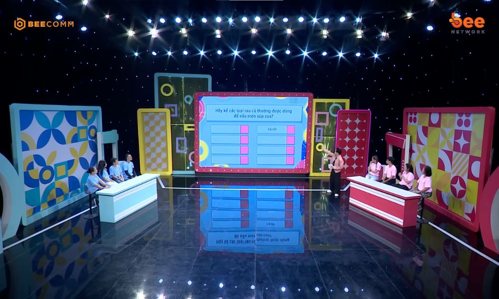 Hoàng Phi chào sân với phong thái MC tiệc cưới, bị Diễm Phương “chọc quê” vì gia đình “ghẻ lạnh” - 2