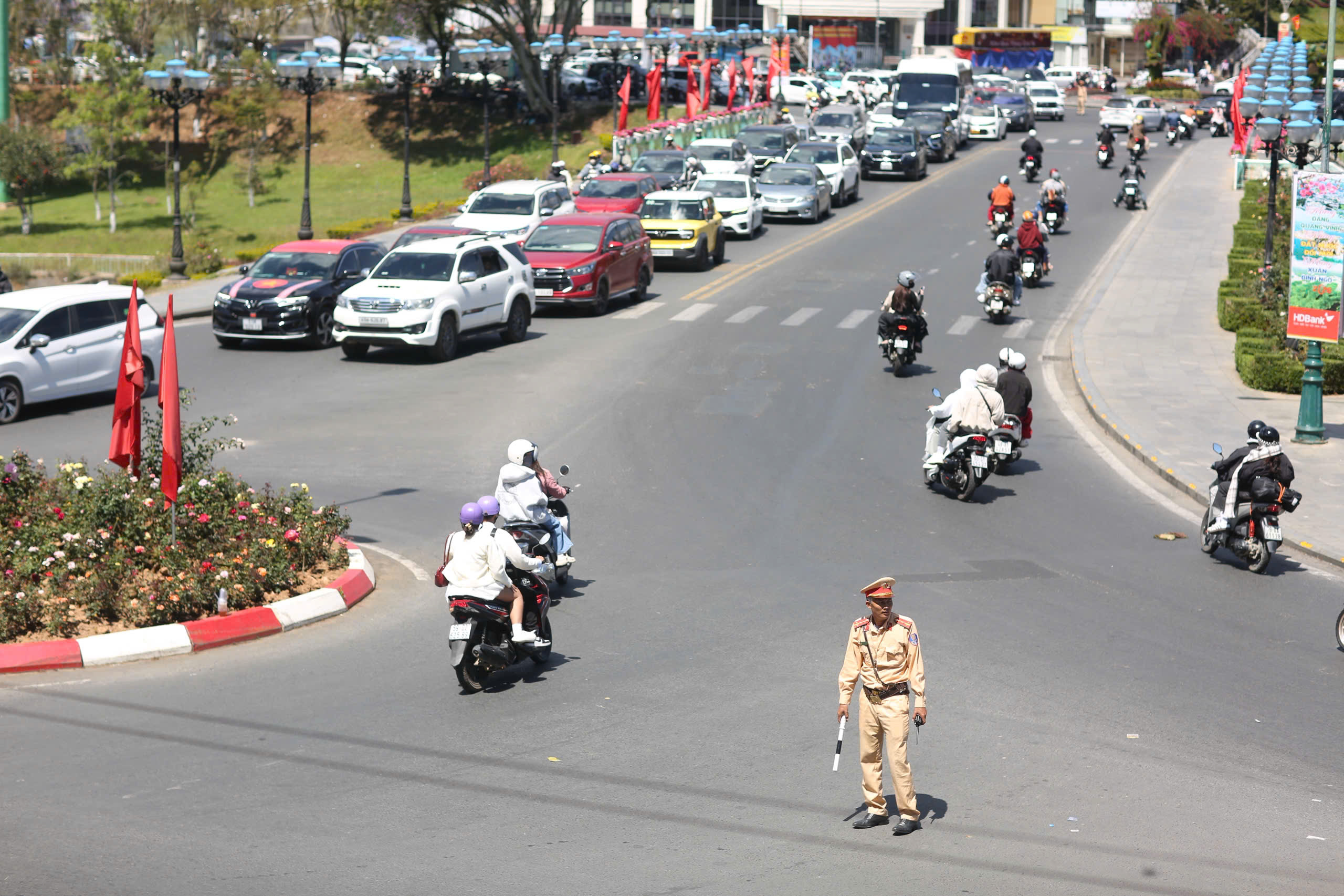 Đà Lạt phân luồng giao thông, tạo thuận lợi cho du khách đến tham quan - 4