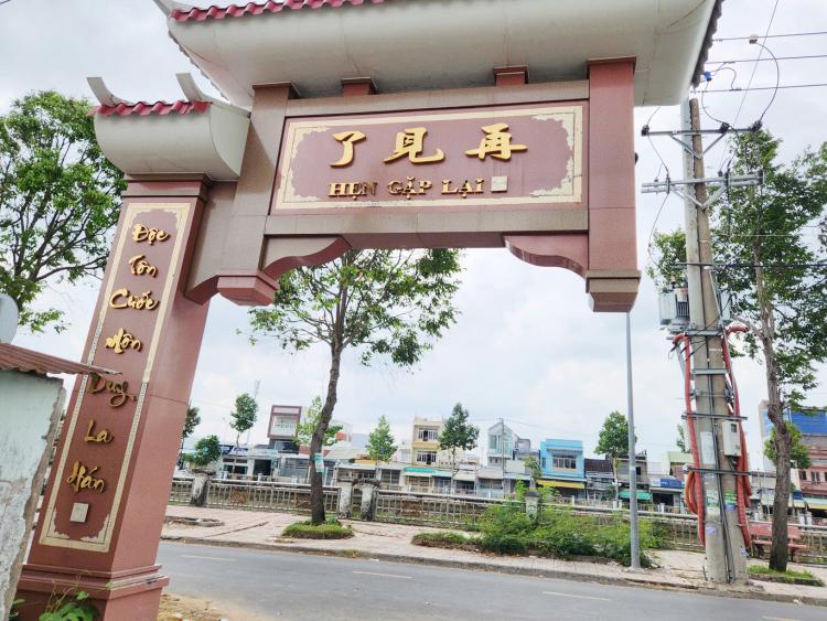 Cổng chùa một chân độc đáo ở Cần Thơ