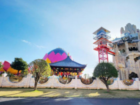  - Bảo vệ ở Liên Hoa Bảo Tháp kịp giữ người đàn ông giật dây chuyền du khách