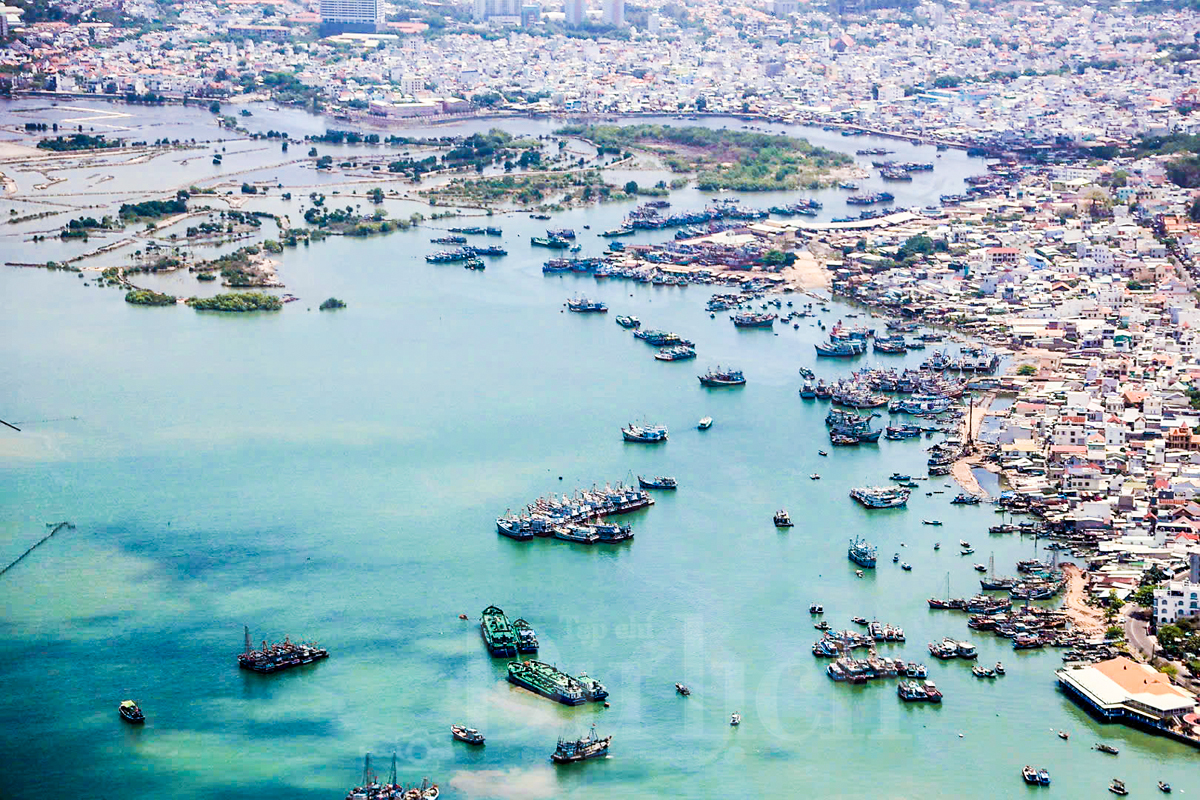 Ngắm thành phố từ tầng mây với hành trình bay trực thăng mới - 1