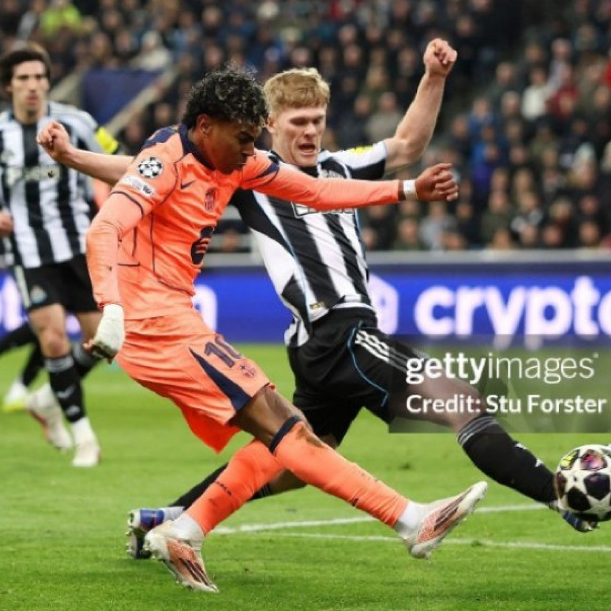  - Video bóng đá Newcastle - Barcelona: Đôi công hấp dẫn (Cúp C1)