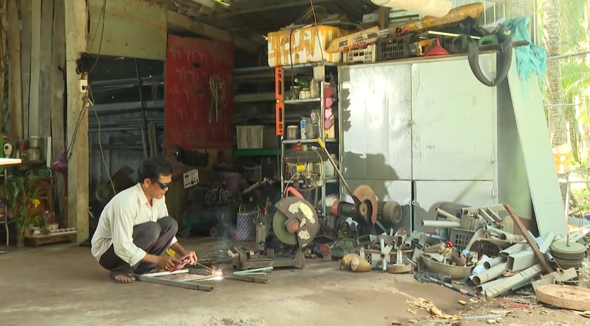 Chuyến xe nhân ái: Con trai mắc u bướu lén bố mẹ đi làm thuê để phụ giúp gia đình - 2