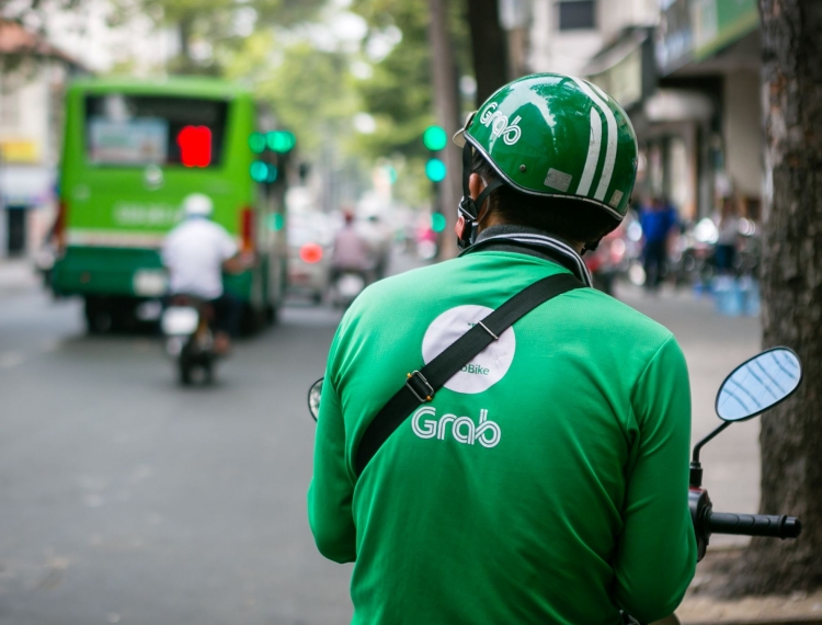 Giá xăng biến động khiến tài xế công nghệ ngại cuốc xa, khách khó đón xe