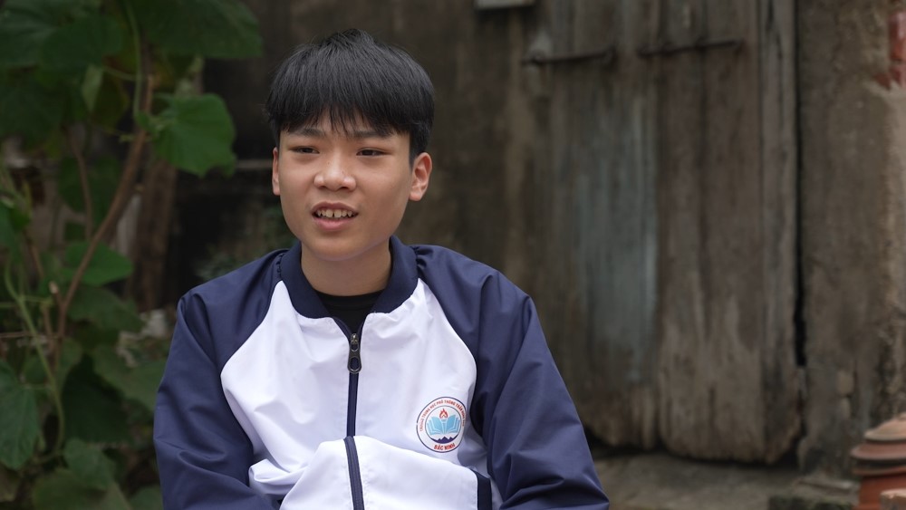 Thủ môn Nguyễn Đình Triệu nghẹn lòng, đồng cảm khi nhìn các em nhỏ thay nhau chăm cha nằm liệt giường - 1