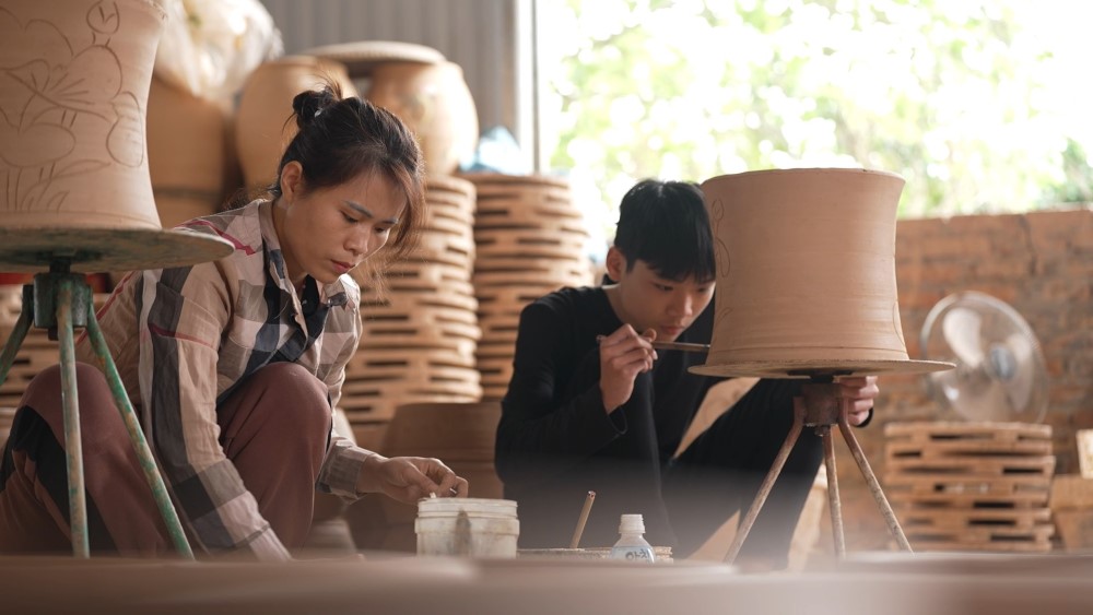 Thủ môn Nguyễn Đình Triệu nghẹn lòng, đồng cảm khi nhìn các em nhỏ thay nhau chăm cha nằm liệt giường - 3