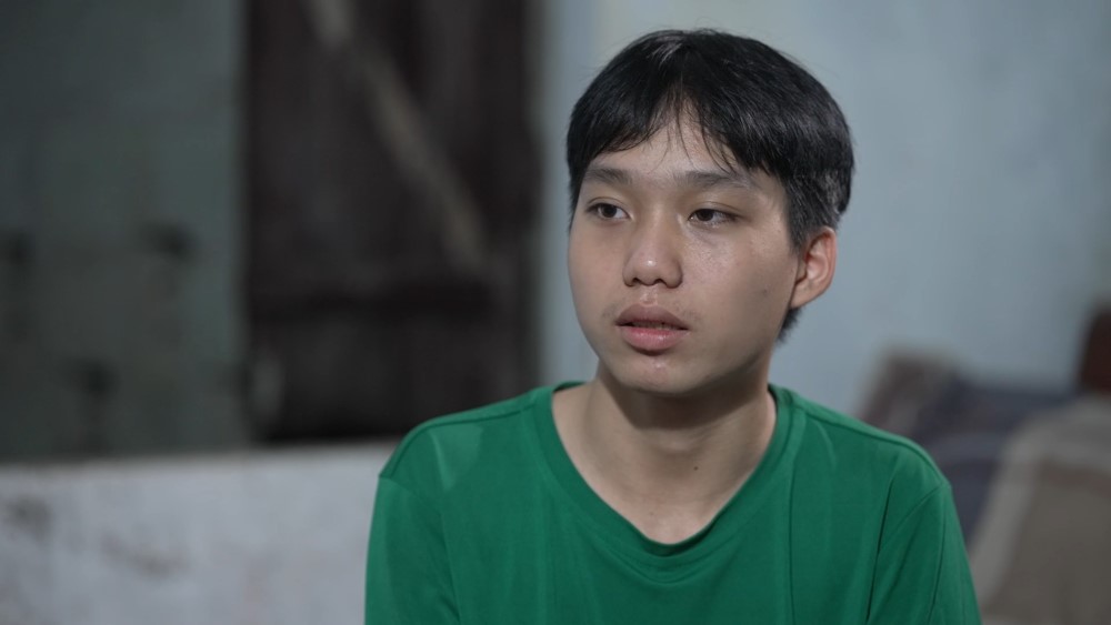 Thủ môn Nguyễn Đình Triệu nghẹn lòng, đồng cảm khi nhìn các em nhỏ thay nhau chăm cha nằm liệt giường - 5