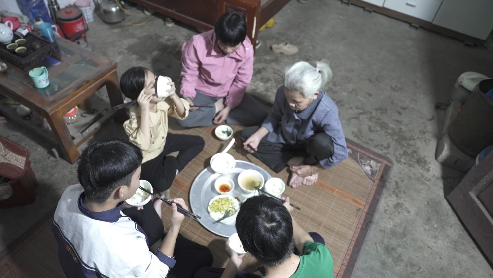 Thủ môn Nguyễn Đình Triệu nghẹn lòng, đồng cảm khi nhìn các em nhỏ thay nhau chăm cha nằm liệt giường - 6