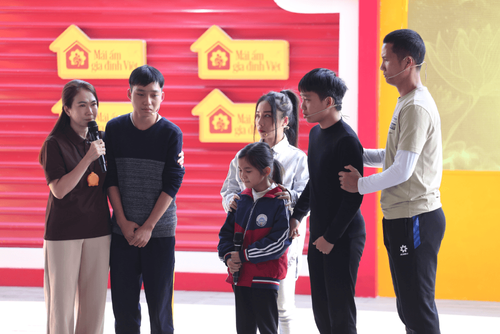 Thủ môn Nguyễn Đình Triệu nghẹn lòng, đồng cảm khi nhìn các em nhỏ thay nhau chăm cha nằm liệt giường - 7