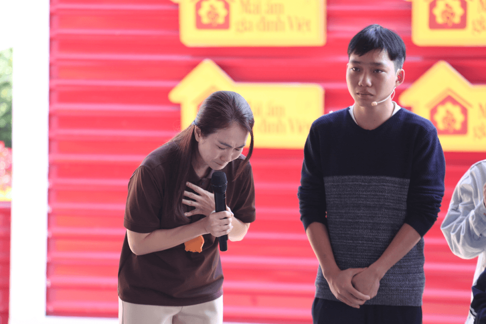 Thủ môn Nguyễn Đình Triệu nghẹn lòng, đồng cảm khi nhìn các em nhỏ thay nhau chăm cha nằm liệt giường - 8