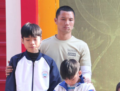 Thủ môn Nguyễn Đình Triệu nghẹn lòng, đồng cảm khi nhìn các em nhỏ thay nhau chăm cha nằm liệt giường