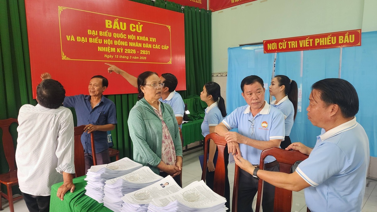 Trưởng khu phố tỉ mỉ ủi từng lá cờ trước ngày bầu cử - 6