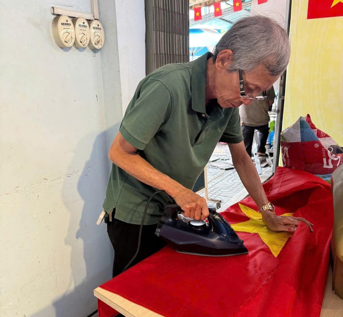 Trưởng khu phố tỉ mỉ ủi từng lá cờ trước ngày bầu cử - 1