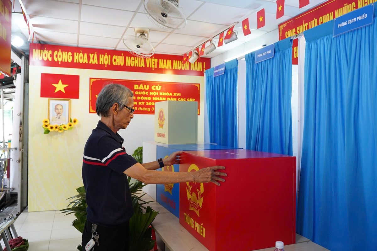 Trưởng khu phố tỉ mỉ ủi từng lá cờ trước ngày bầu cử - 2