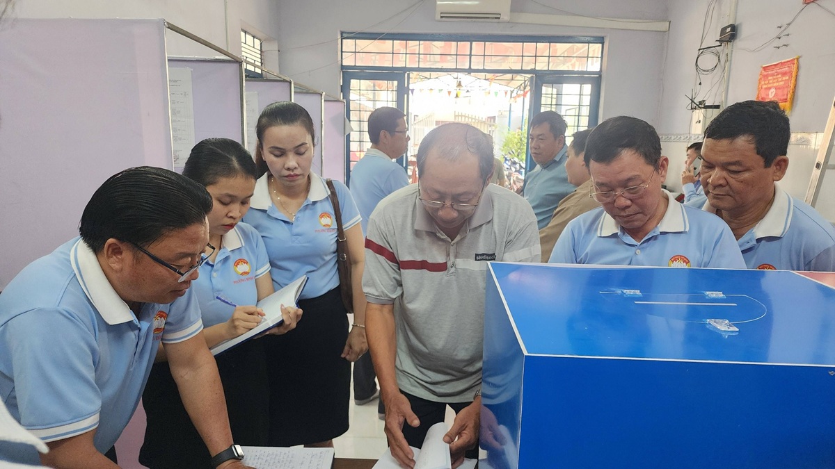 Trưởng khu phố tỉ mỉ ủi từng lá cờ trước ngày bầu cử - 5