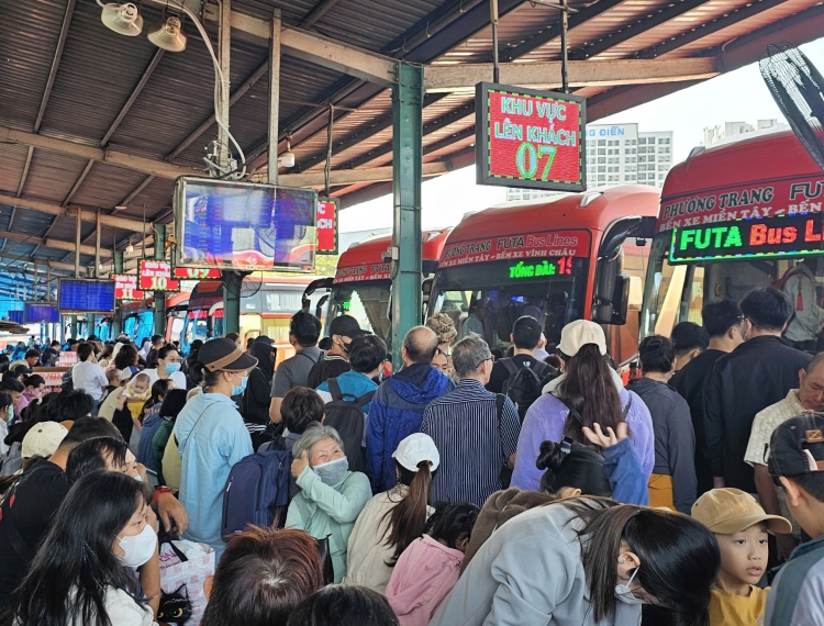 Giá vé xe khách liên tỉnh tăng mạnh, metro và xe buýt vẫn giữ giá ổn định, Xanh SM giảm giá