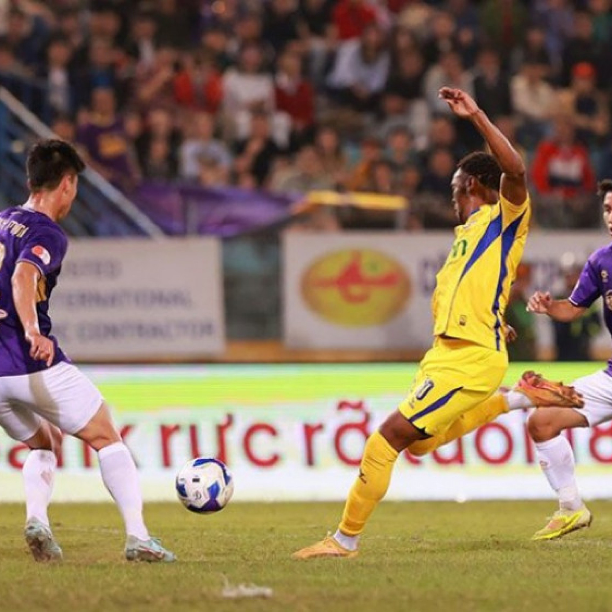  - Video bóng đá Hà Nội - SLNA: Văn Bình & VAR giải cứu đội khách (V-League)