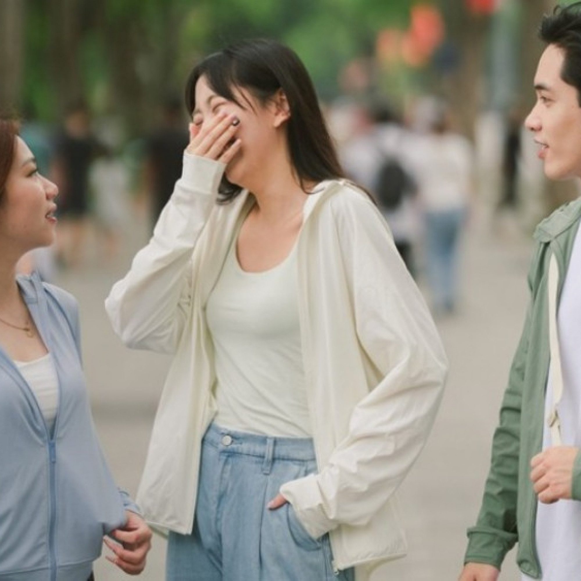  - Từ món đồ “mặc cho có” đến bí quyết chọn đúng: Áo chống nắng đang bước vào cuộc sàng lọc mới