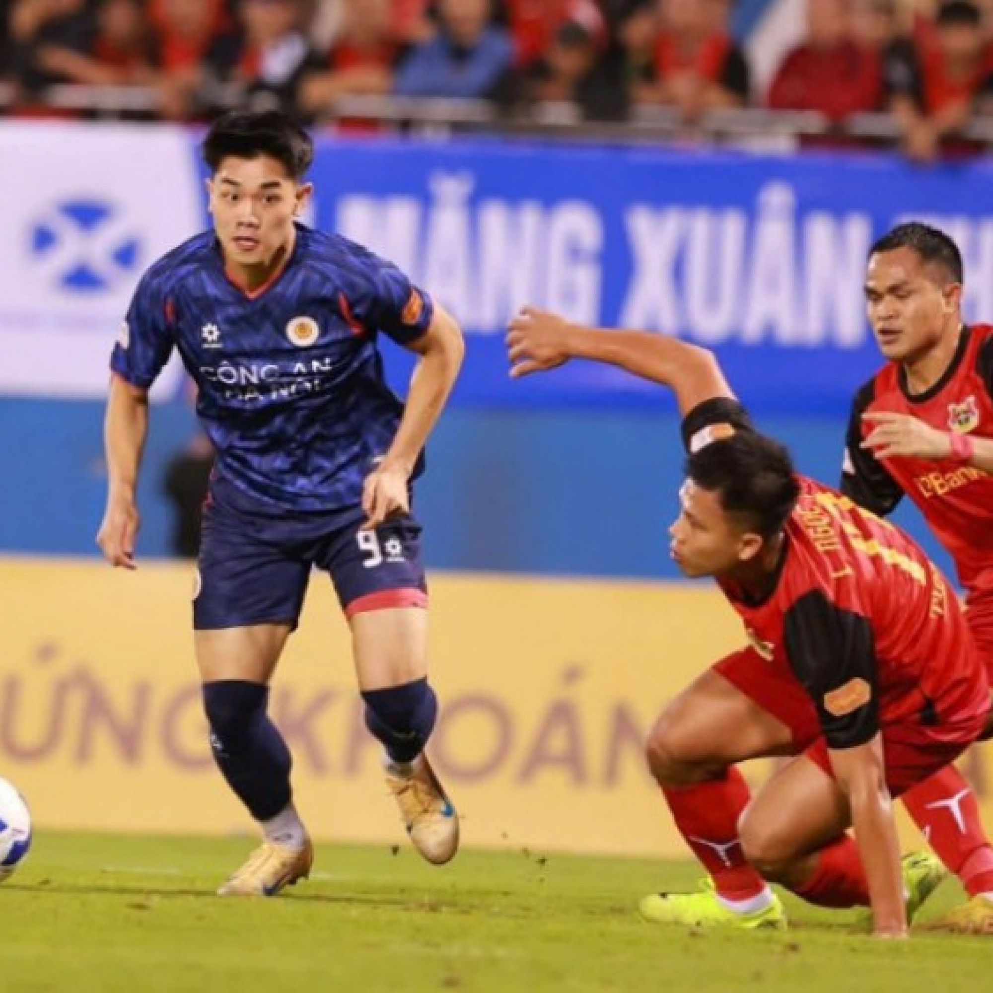  - Video bóng đá Ninh Bình - Công an Hà Nội: Trừng phạt sai lầm cực sớm (V-League)