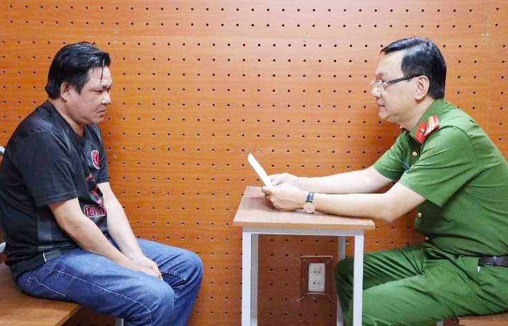 Bắt nhóm người giả đi du lịch để giật dây chuyền - 2