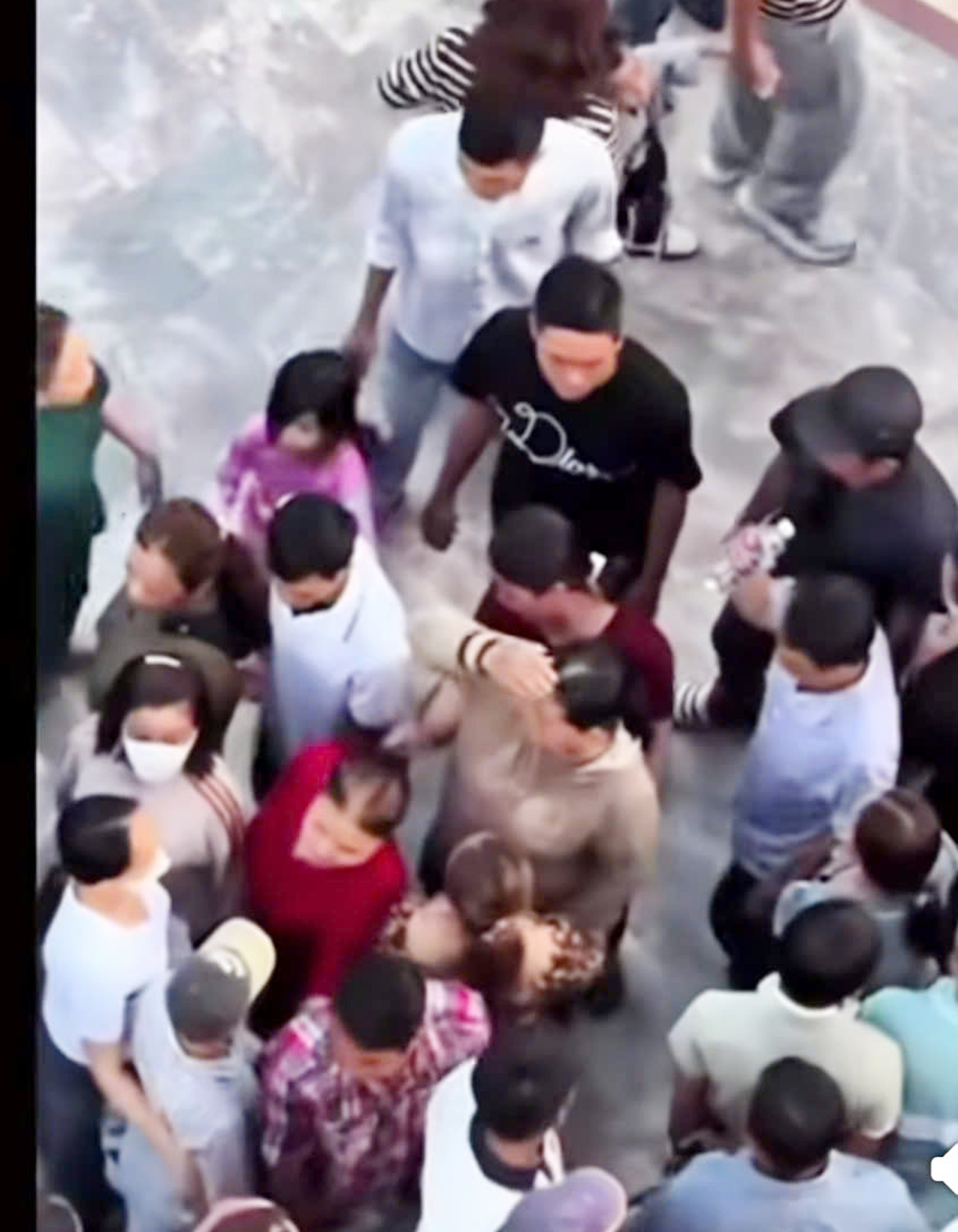 Bắt nhóm người giả đi du lịch để giật dây chuyền - 3