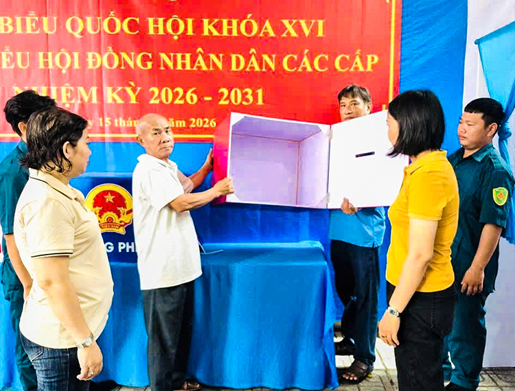 Rạng rỡ cờ hoa, TP.HCM sẵn sàng cho ngày hội non sông