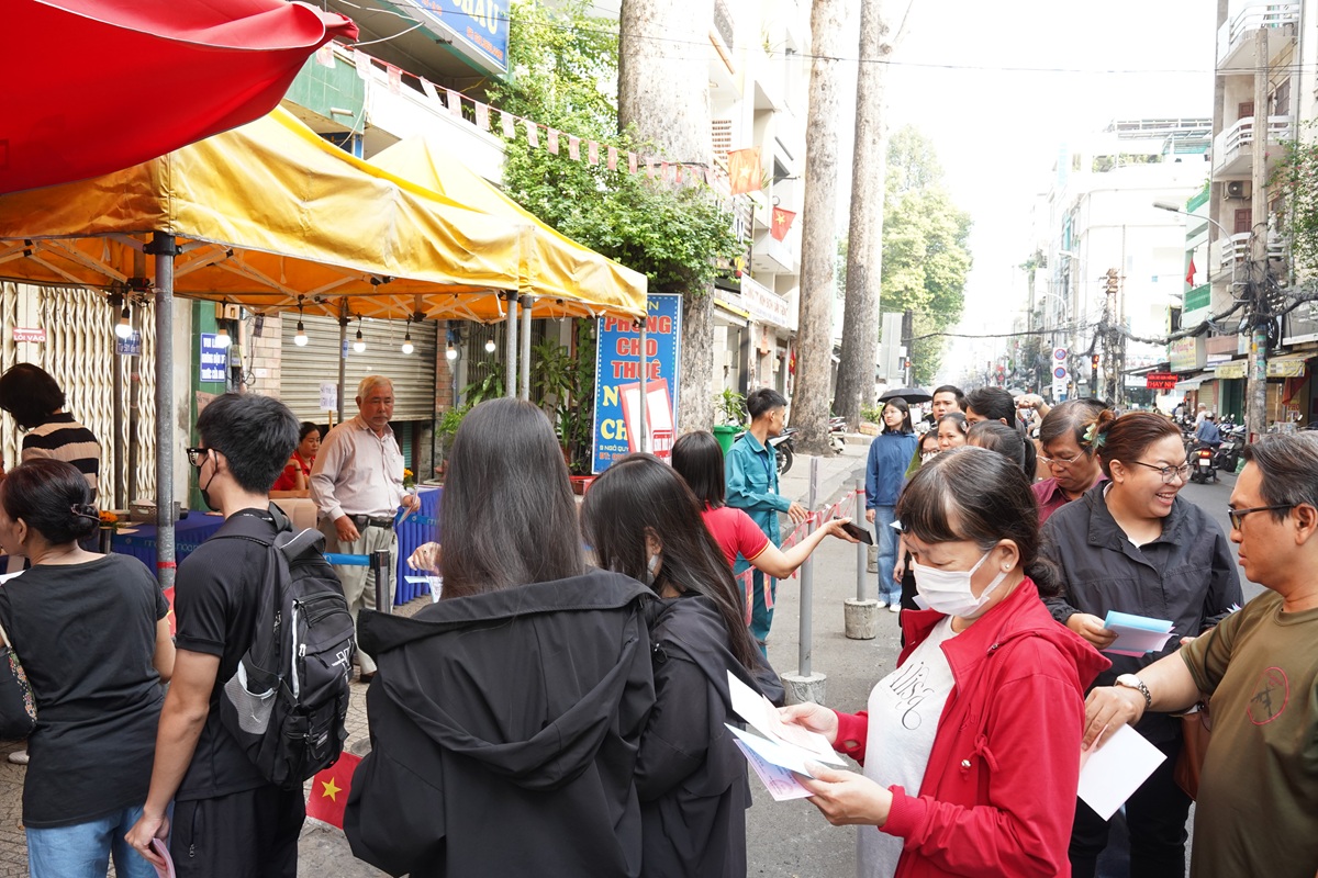 Cử tri TP.HCM xúc động trước không khí sôi nổi của ngày bầu cử - 5