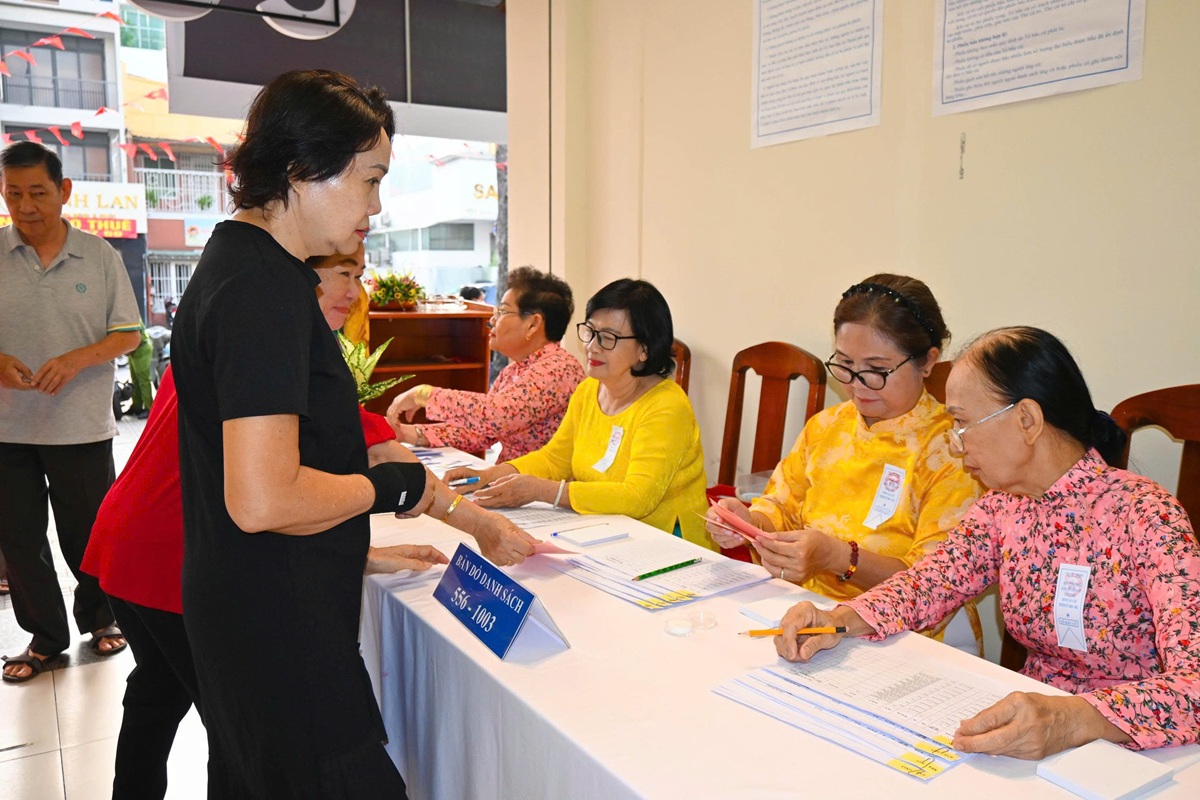 Cử tri TP.HCM xúc động trước không khí sôi nổi của ngày bầu cử - 6