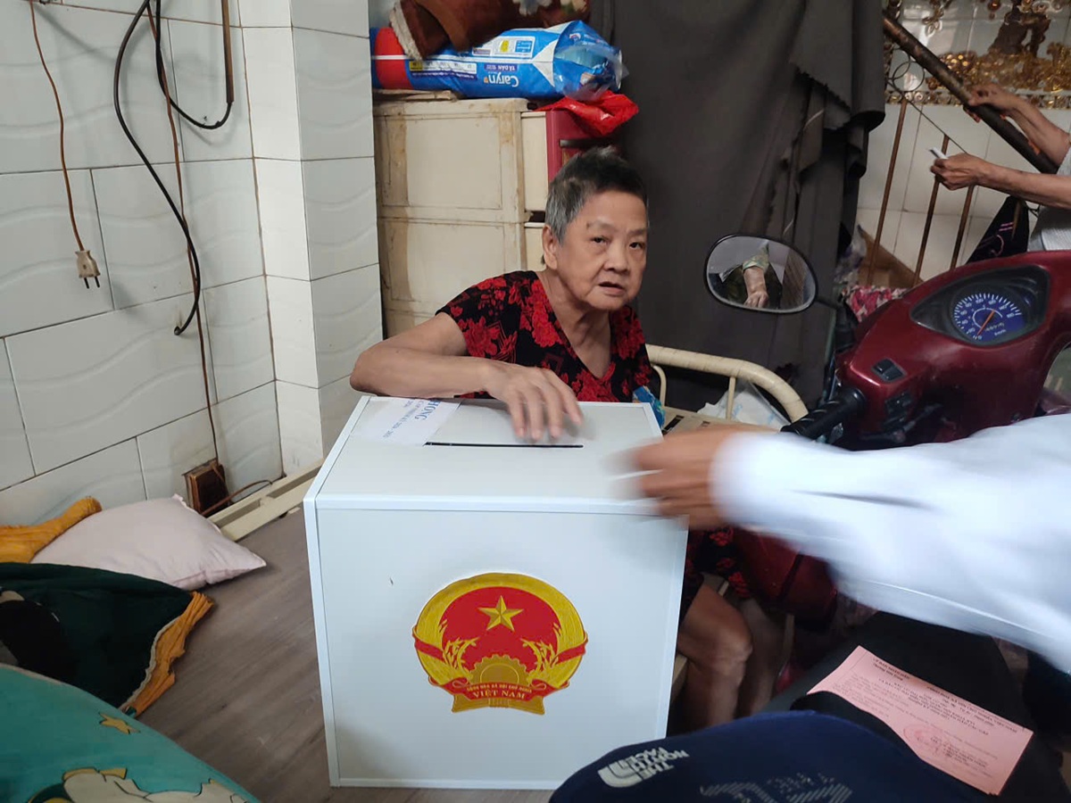 Trân trọng từng lá phiếu cử tri, đưa thùng phiếu đến tận nhà dân trong ngày bầu cử - 8