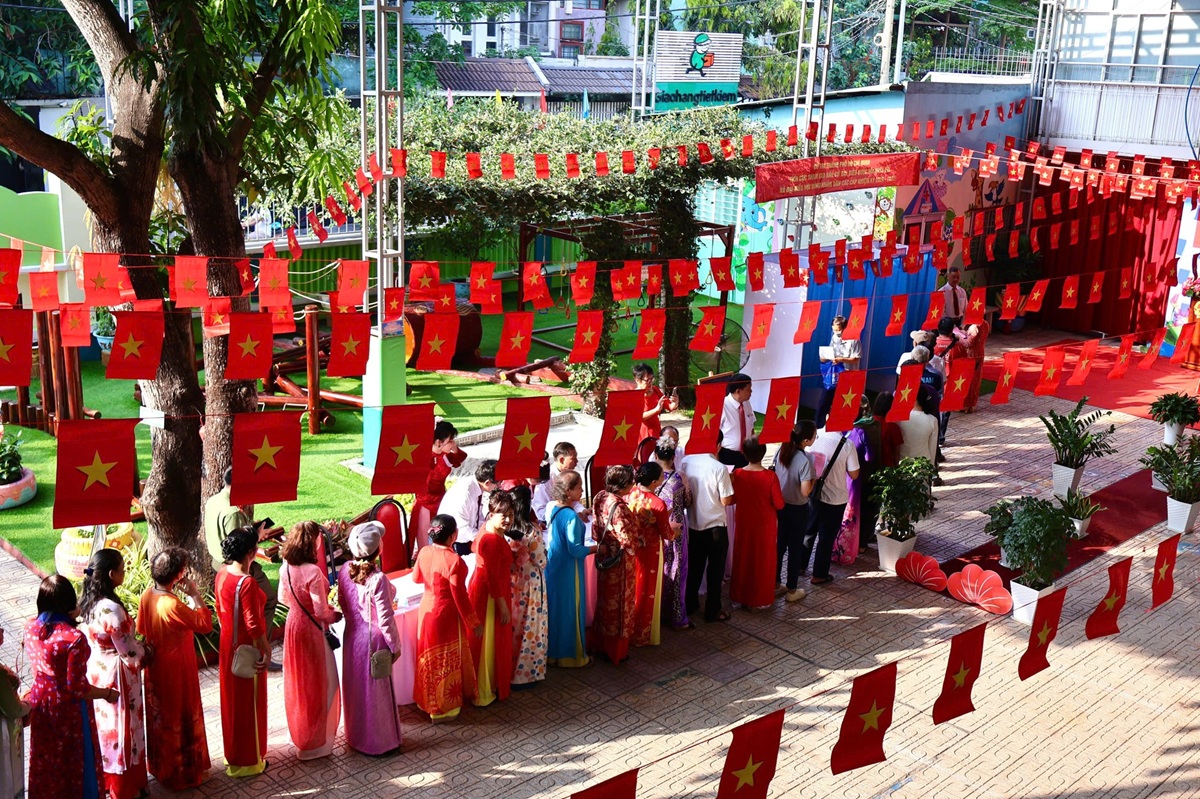 Trân trọng từng lá phiếu cử tri, đưa thùng phiếu đến tận nhà dân trong ngày bầu cử - 1