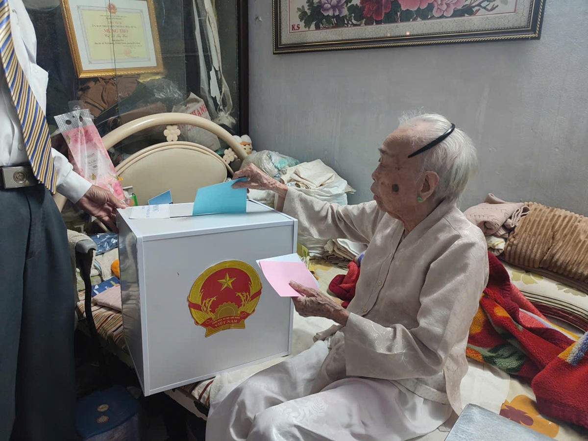 Trân trọng từng lá phiếu cử tri, đưa thùng phiếu đến tận nhà dân trong ngày bầu cử - 6