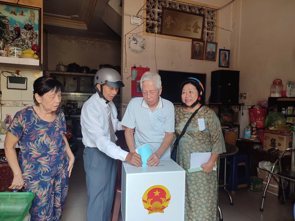 Trân trọng từng lá phiếu cử tri, đưa thùng phiếu đến tận nhà dân trong ngày bầu cử - 4