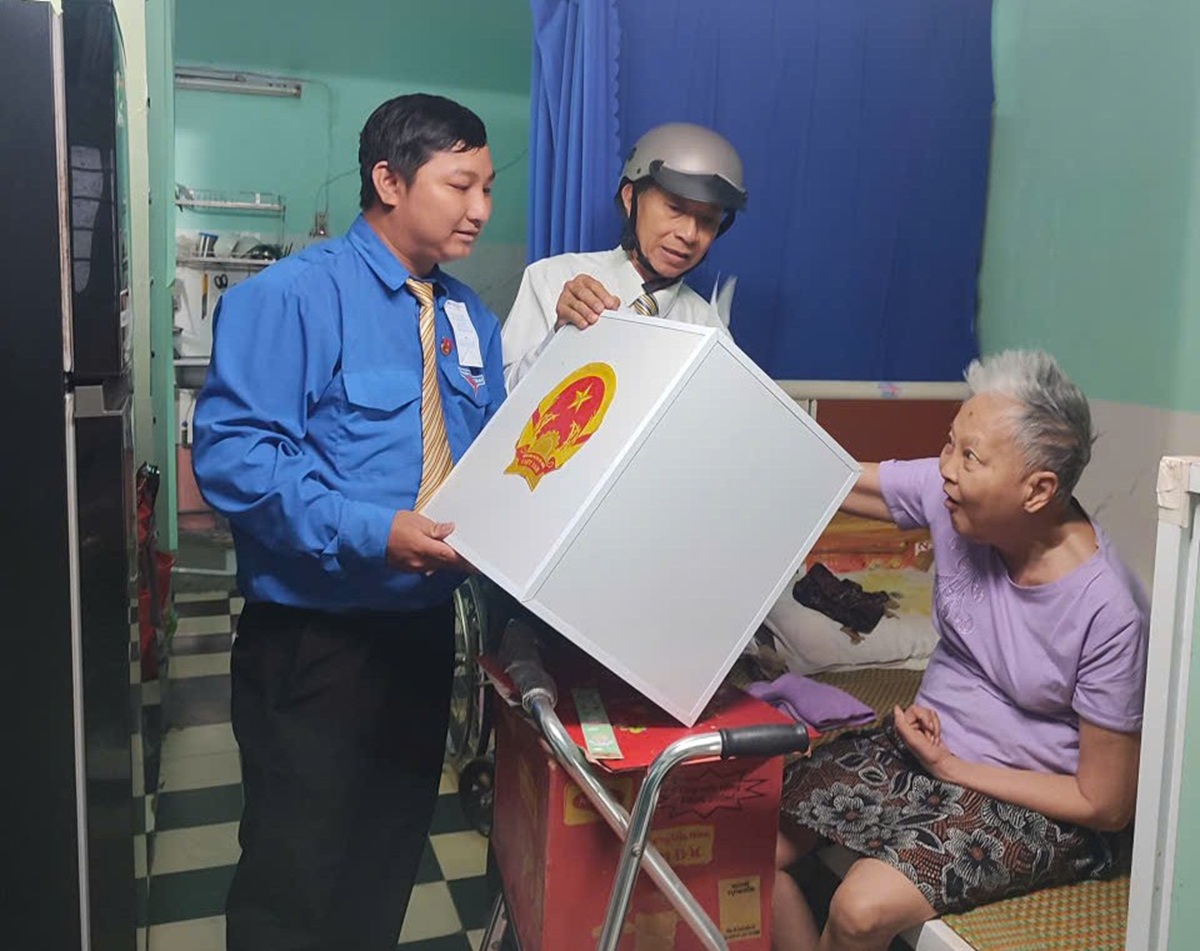 Trân trọng từng lá phiếu cử tri, đưa thùng phiếu đến tận nhà dân trong ngày bầu cử - 3