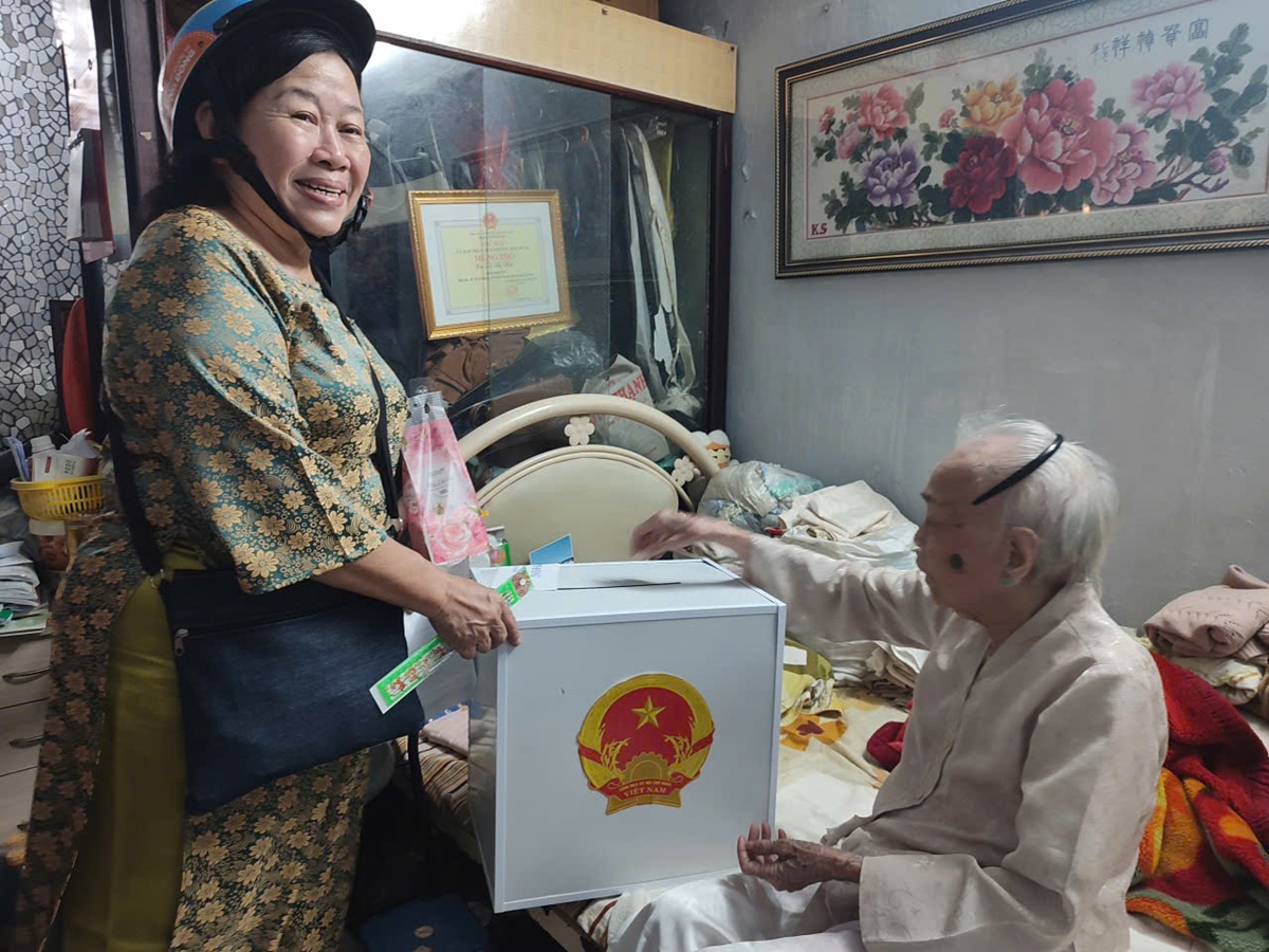 Trân trọng từng lá phiếu cử tri, đưa thùng phiếu đến tận nhà dân trong ngày bầu cử - 7