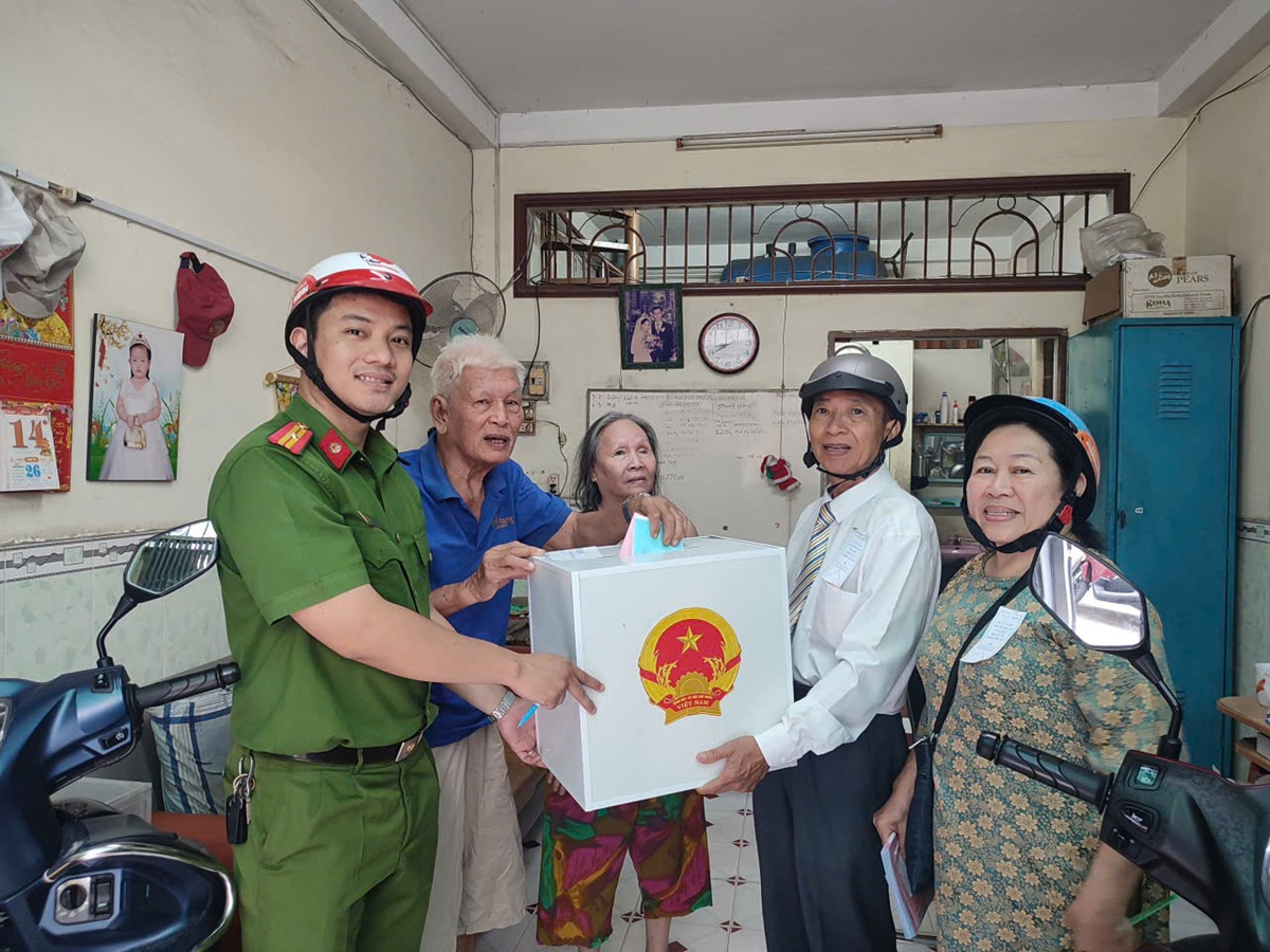 Trân trọng từng lá phiếu cử tri, đưa thùng phiếu đến tận nhà dân trong ngày bầu cử - 5